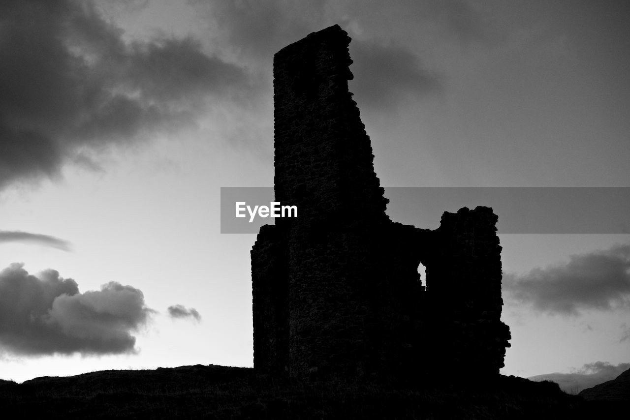 LOW ANGLE VIEW OF OLD BUILDING AGAINST SKY