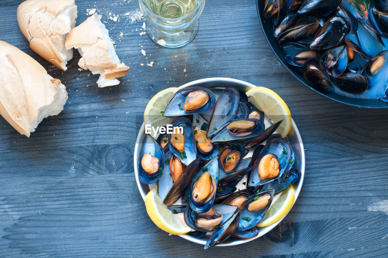 HIGH ANGLE VIEW OF FOOD IN BOWL