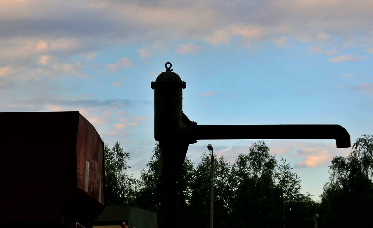 LOW ANGLE VIEW OF BUILT STRUCTURE AGAINST SKY