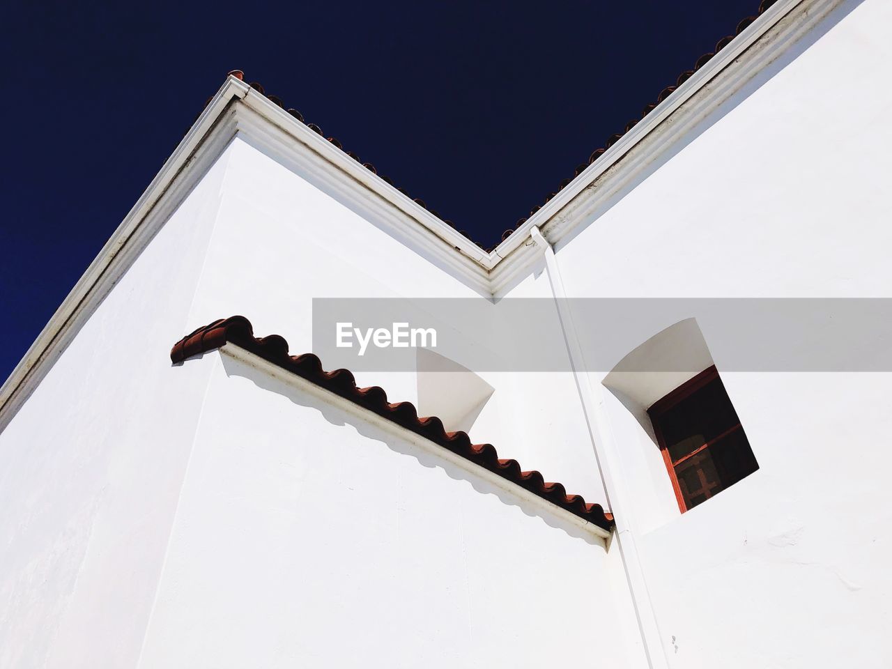 LOW ANGLE VIEW OF HOUSE AGAINST SKY