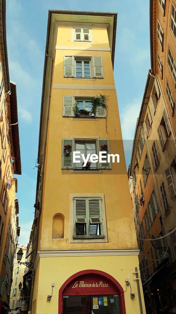 LOW ANGLE VIEW OF BUILDING AGAINST SKY