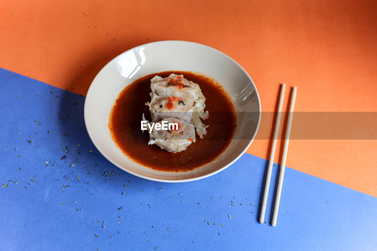 HIGH ANGLE VIEW OF FOOD SERVED ON TABLE