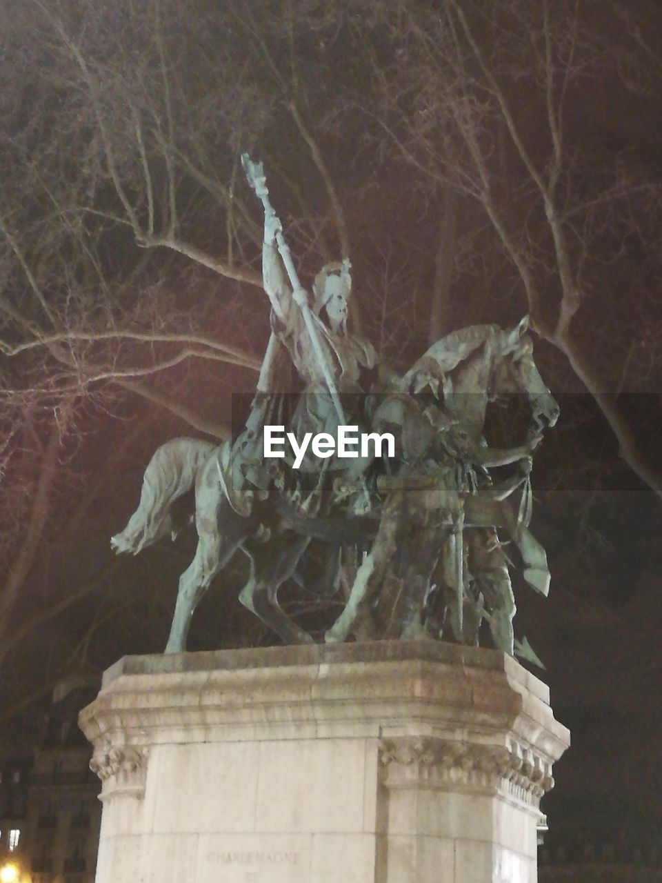 LOW ANGLE VIEW OF STATUE AGAINST BUILDING