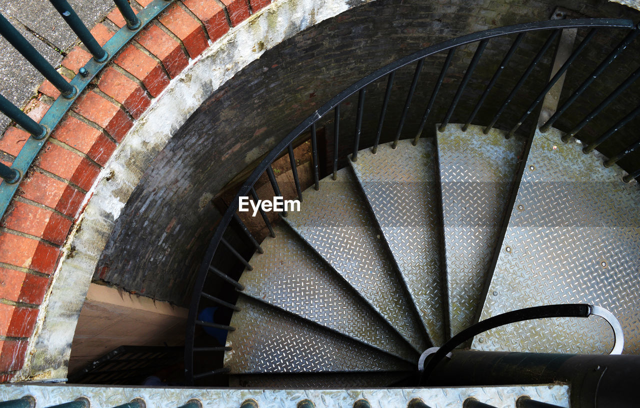 HIGH ANGLE VIEW OF SPIRAL STAIRCASE OF OLD BUILDING