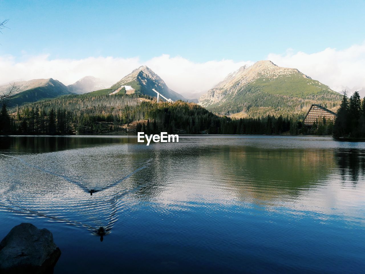 SCENIC VIEW OF LAKE BY MOUNTAIN AGAINST SKY