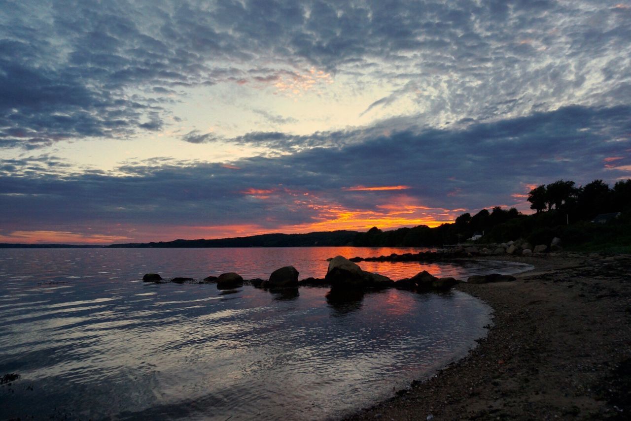 SCENIC VIEW OF SEA AGAINST SUNSET SKY