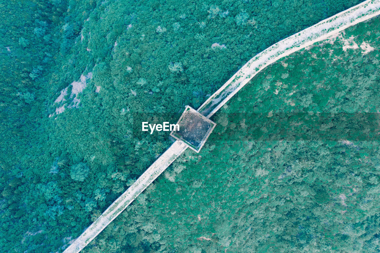 HIGH ANGLE VIEW OF SWIMMING POOL IN SEA