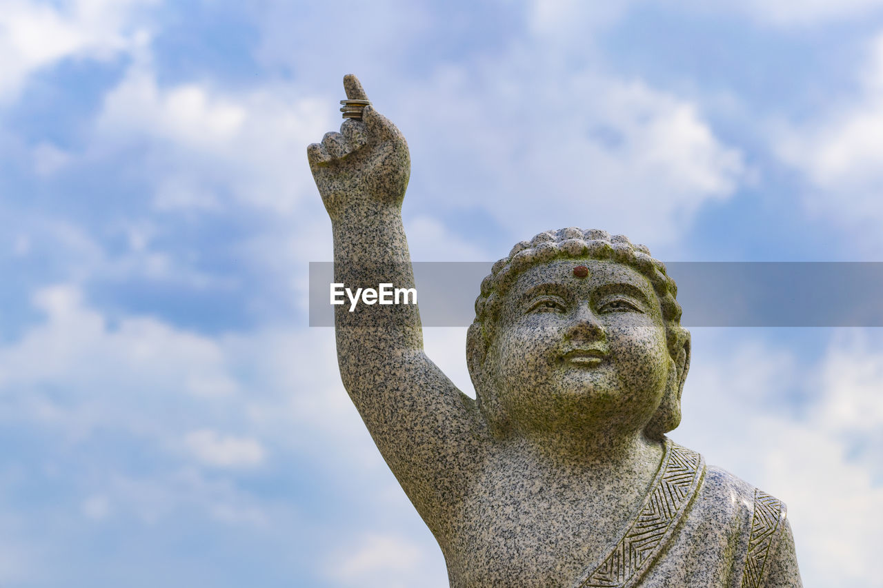 LOW ANGLE VIEW OF STATUE OF ANGEL AGAINST SKY