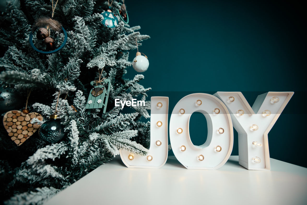 CLOSE-UP OF CHRISTMAS DECORATIONS ON TABLE