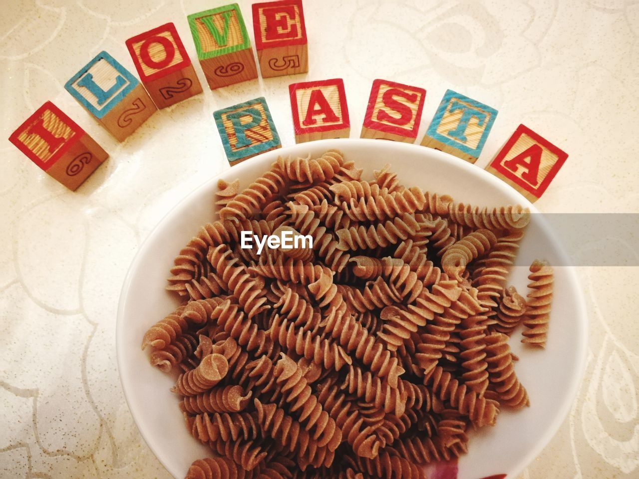 HIGH ANGLE VIEW OF BREAD IN PLATE