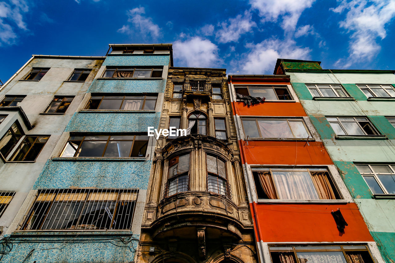 LOW ANGLE VIEW OF BUILDINGS AGAINST SKY