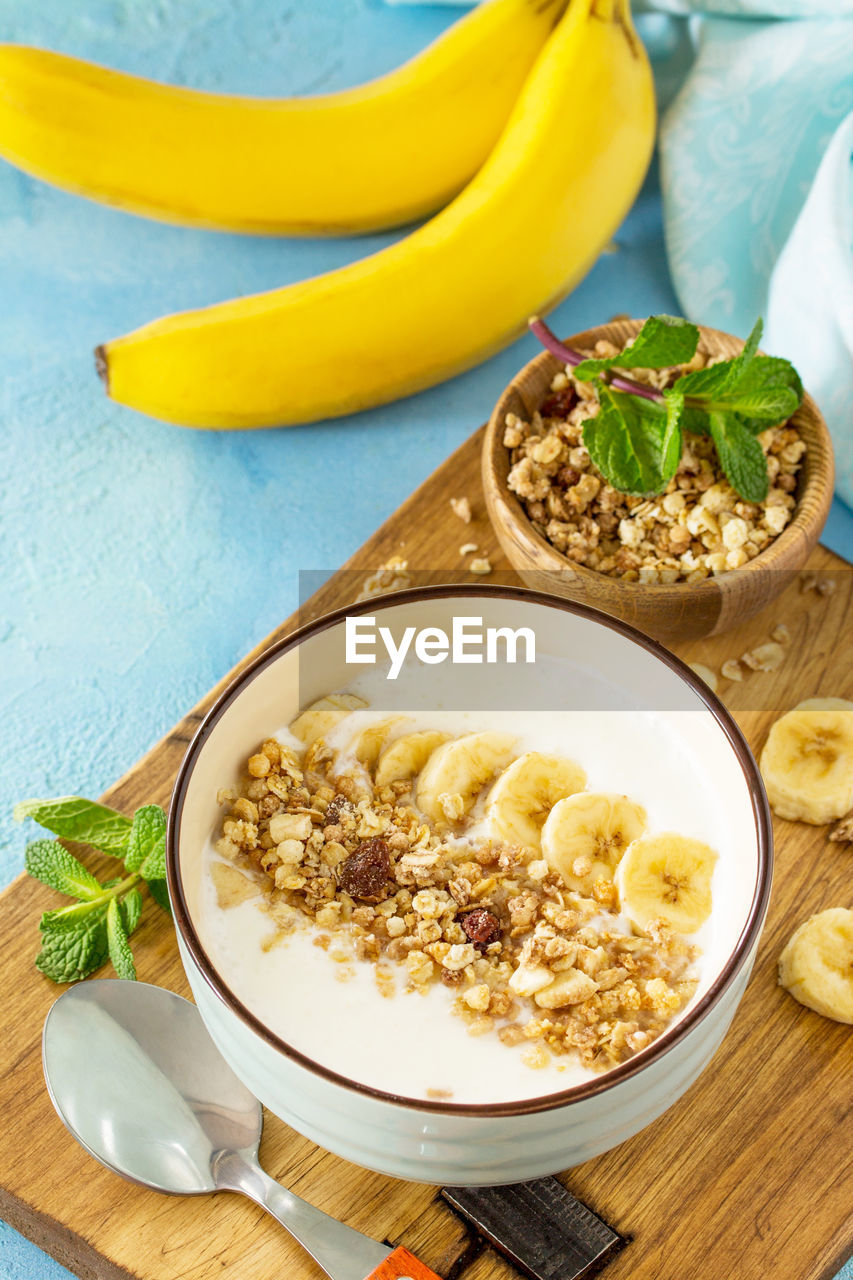 HIGH ANGLE VIEW OF BREAKFAST SERVED IN BOWL ON TABLE