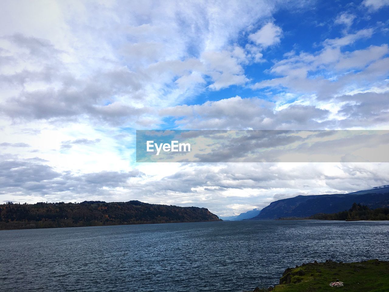 SCENIC VIEW OF SEA BY MOUNTAINS AGAINST SKY