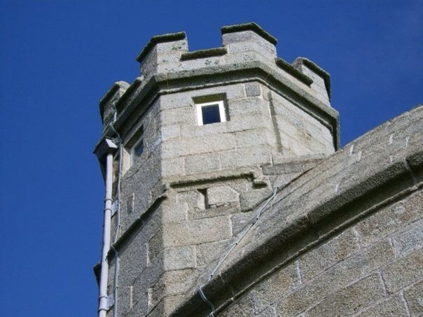 LOW ANGLE VIEW OF BUILT STRUCTURE AGAINST CLEAR SKY