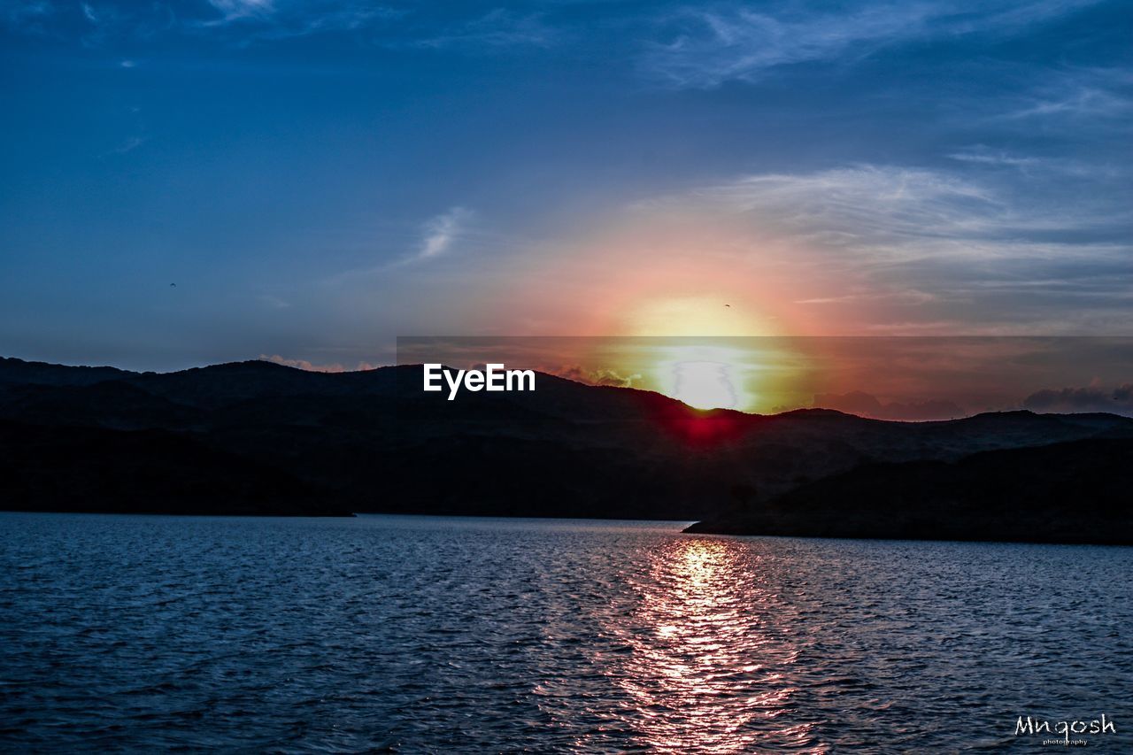 SCENIC VIEW OF SEA AGAINST SKY AT SUNSET