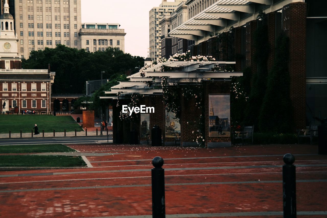 VIEW OF BUILDINGS IN CITY