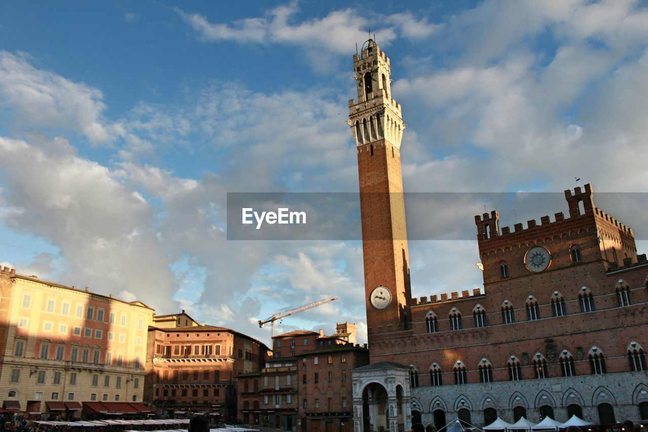 LOW ANGLE VIEW OF CLOCK TOWER AGAINST SKY