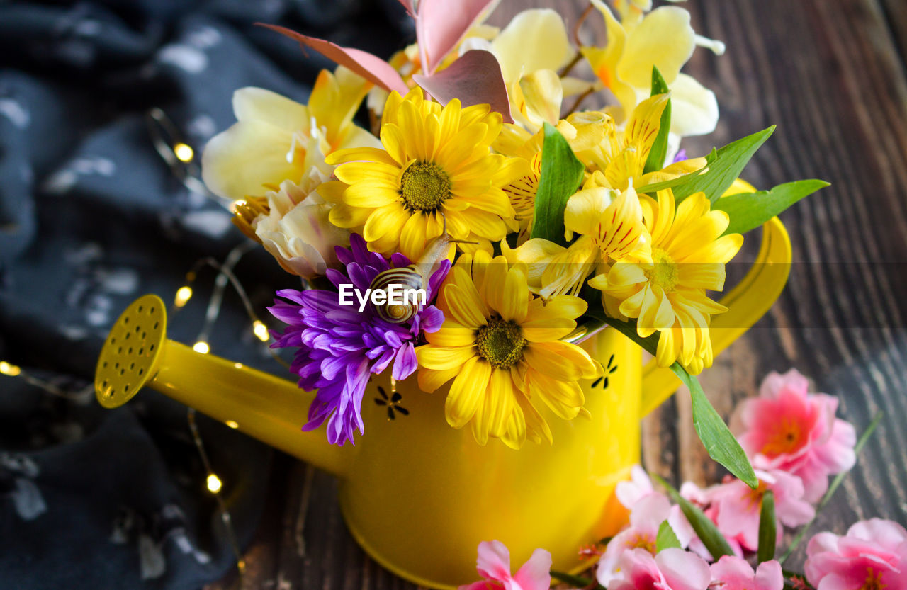flower, flowering plant, yellow, plant, freshness, bouquet, beauty in nature, nature, floristry, flower head, fragility, close-up, flower arrangement, petal, floral design, inflorescence, macro photography, multi colored, blossom, outdoors, spring, arrangement, hand, one person, springtime, focus on foreground, decoration