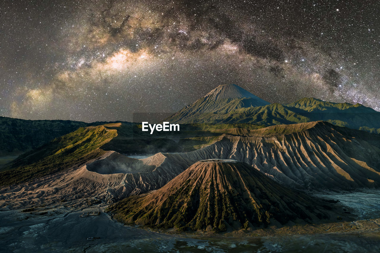 SCENIC VIEW OF VOLCANIC MOUNTAIN AGAINST SKY