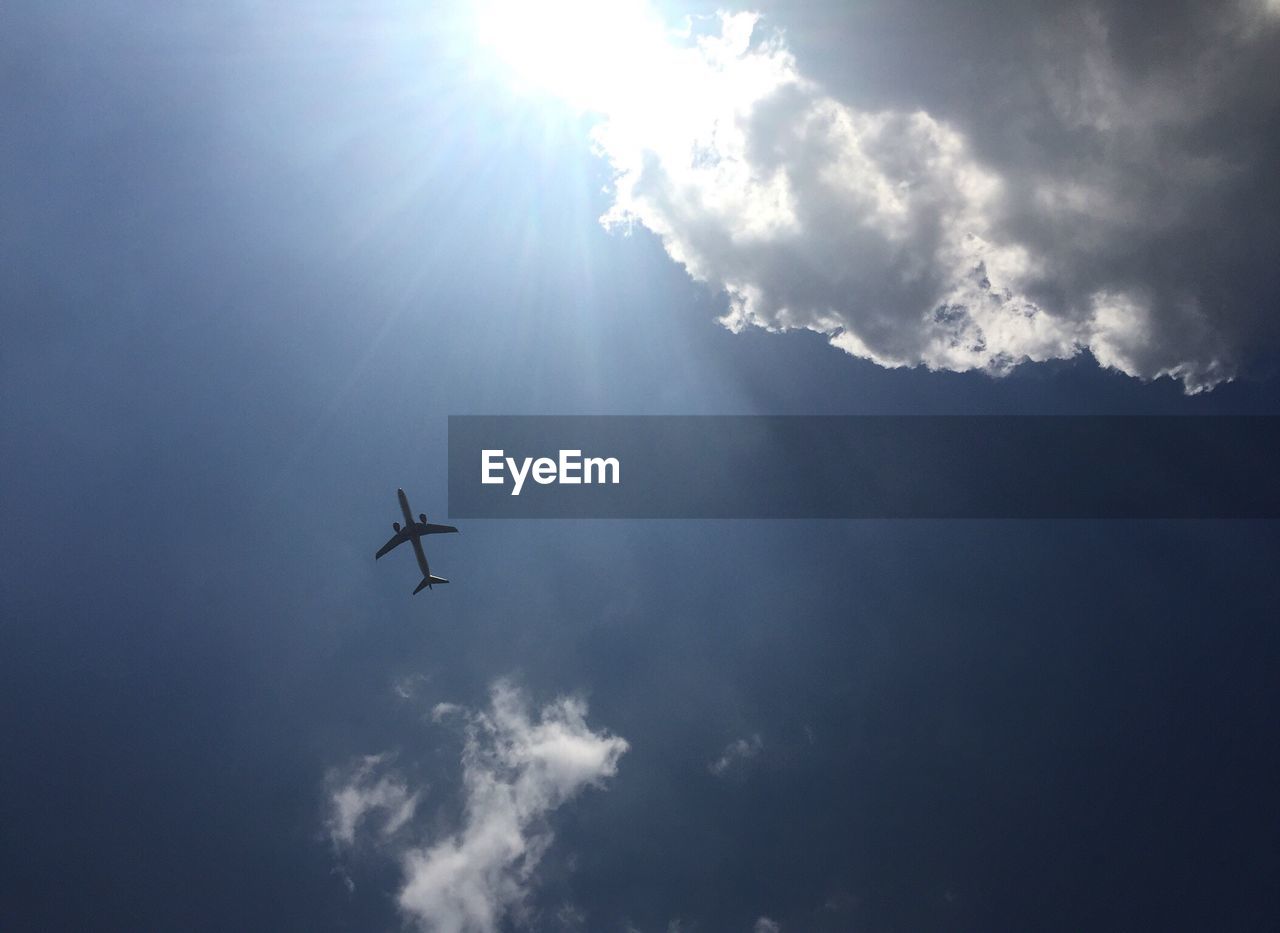 LOW ANGLE VIEW OF AIRPLANE FLYING AGAINST SKY