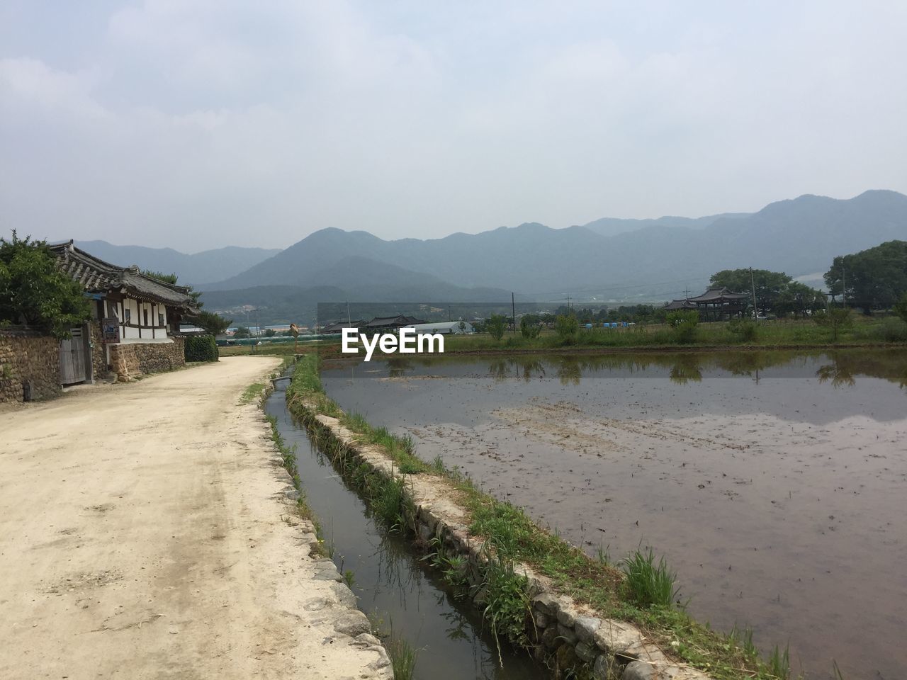 PANORAMIC VIEW OF LAKE AGAINST SKY