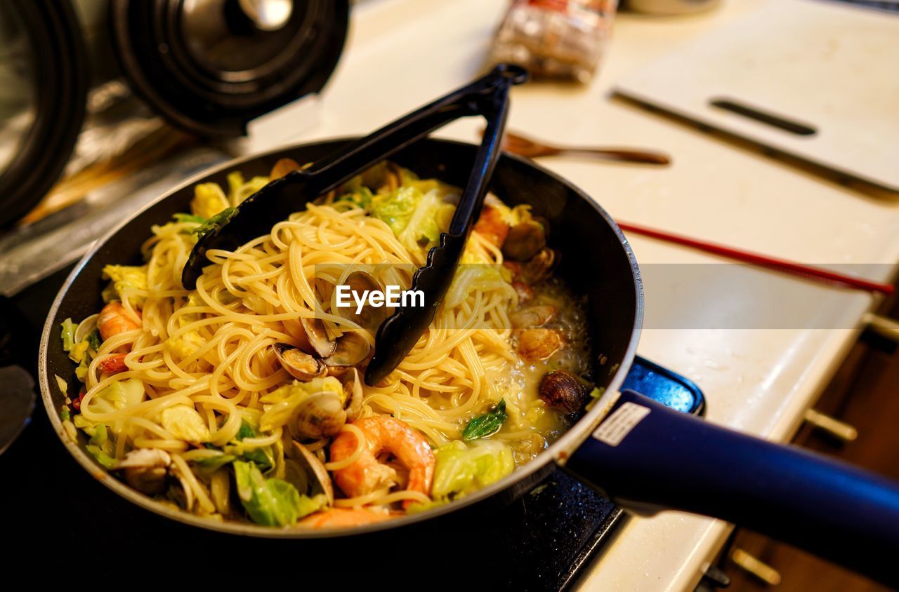 HIGH ANGLE VIEW OF PASTA IN BOWL