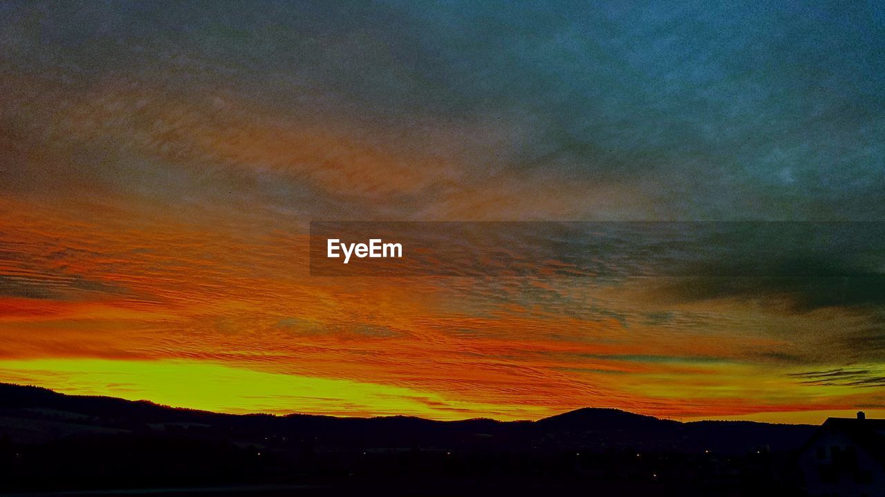 SCENIC VIEW OF DRAMATIC SKY OVER SILHOUETTE MOUNTAIN