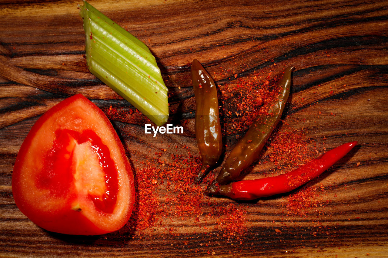 CLOSE-UP OF TOMATOES ON PLATE