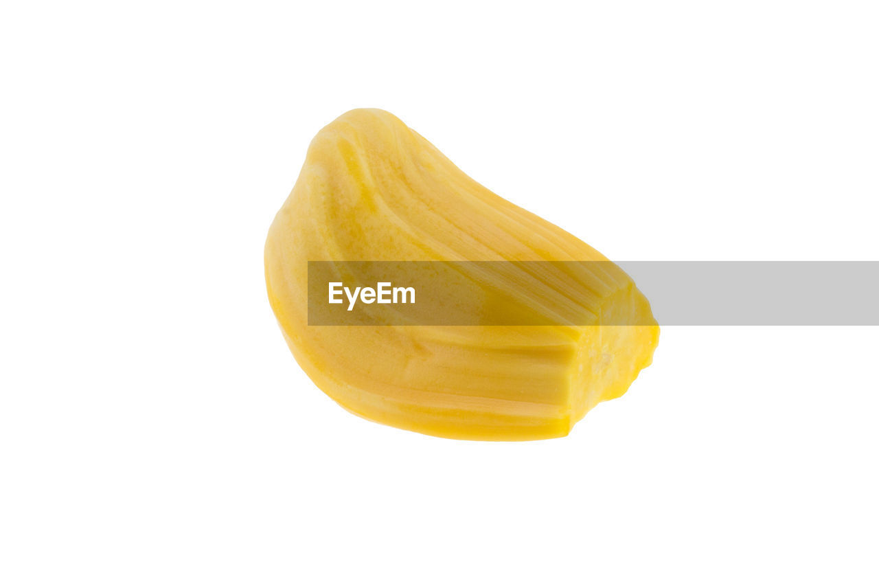 CLOSE-UP OF LEMON SLICE OVER WHITE BACKGROUND