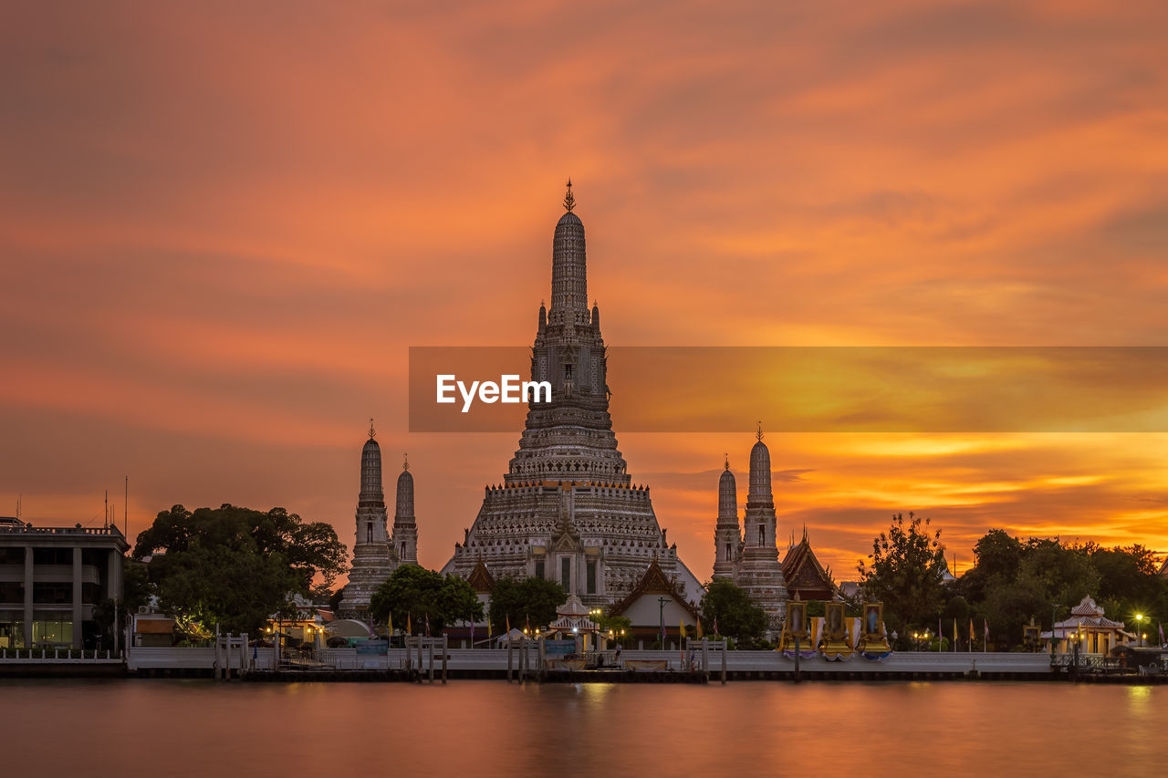 Wat arun  or temple of dawn and five pagodas during twilight, bangkok, thailand