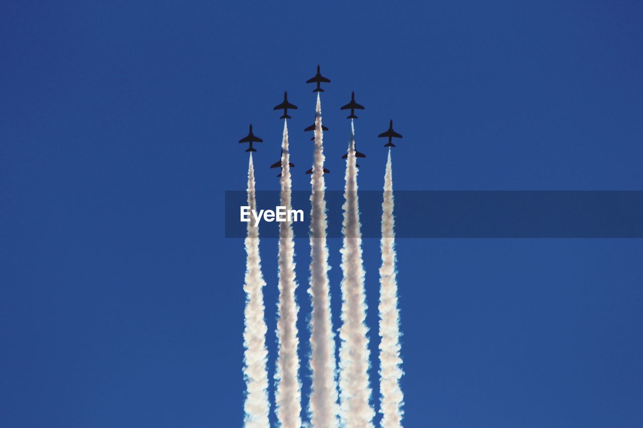 LOW ANGLE VIEW OF AIRPLANE FLYING AGAINST SKY