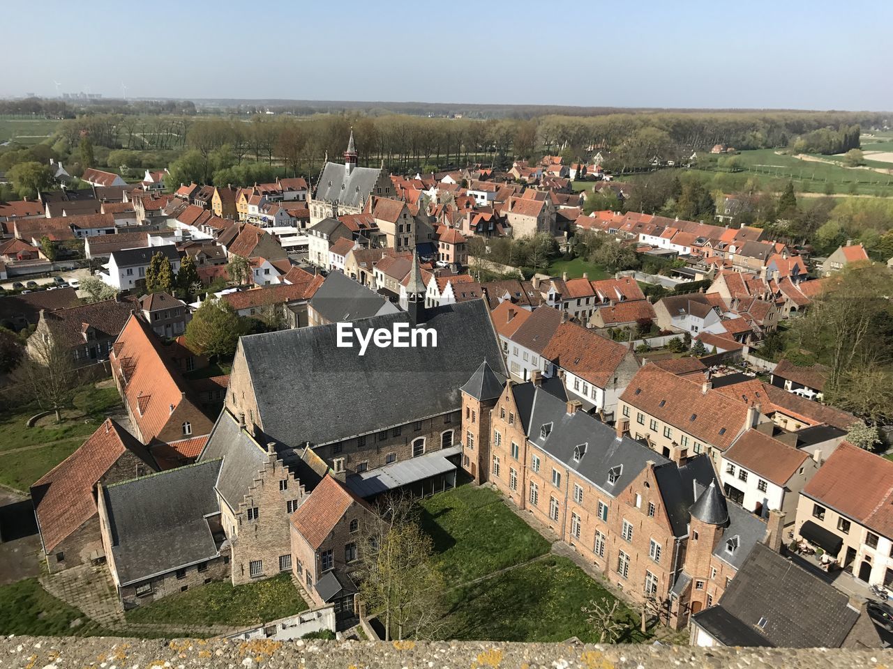 HIGH ANGLE VIEW OF ROOF AGAINST SKY