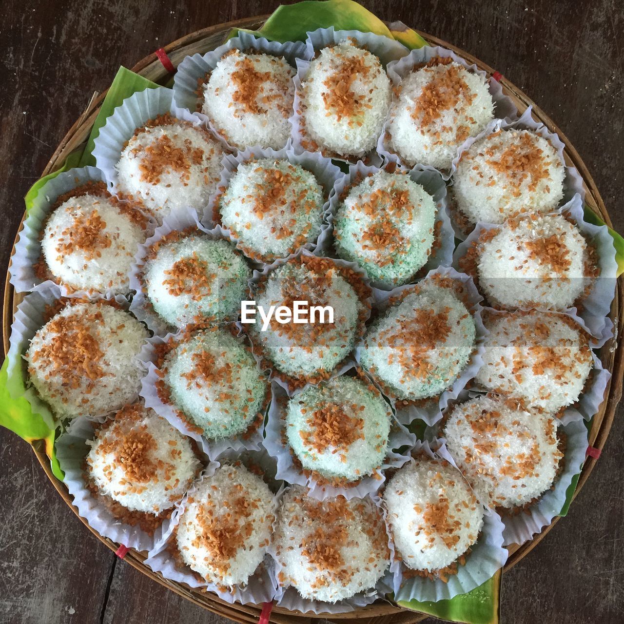 HIGH ANGLE VIEW OF CAKE ON PLATE