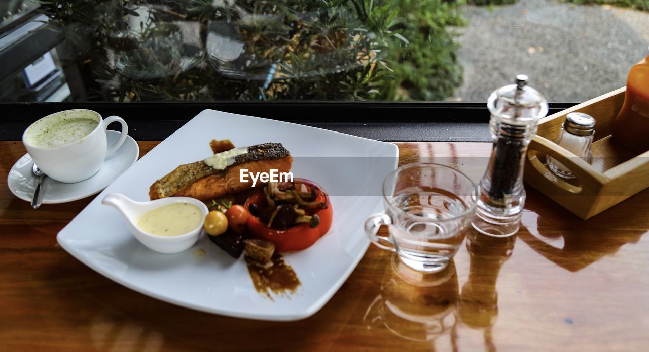 HIGH ANGLE VIEW OF BREAKFAST SERVED IN TRAY