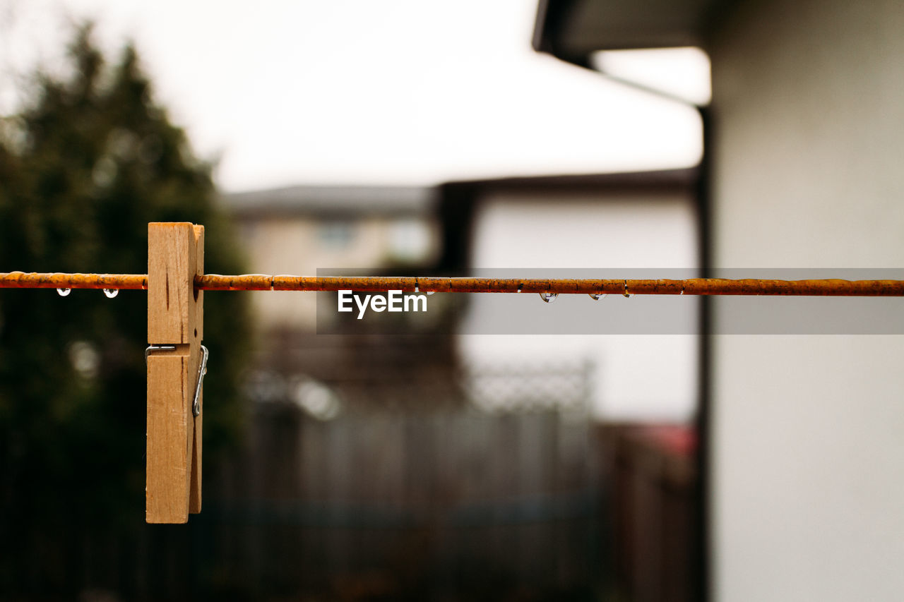 Single laundry peg on clothesline.