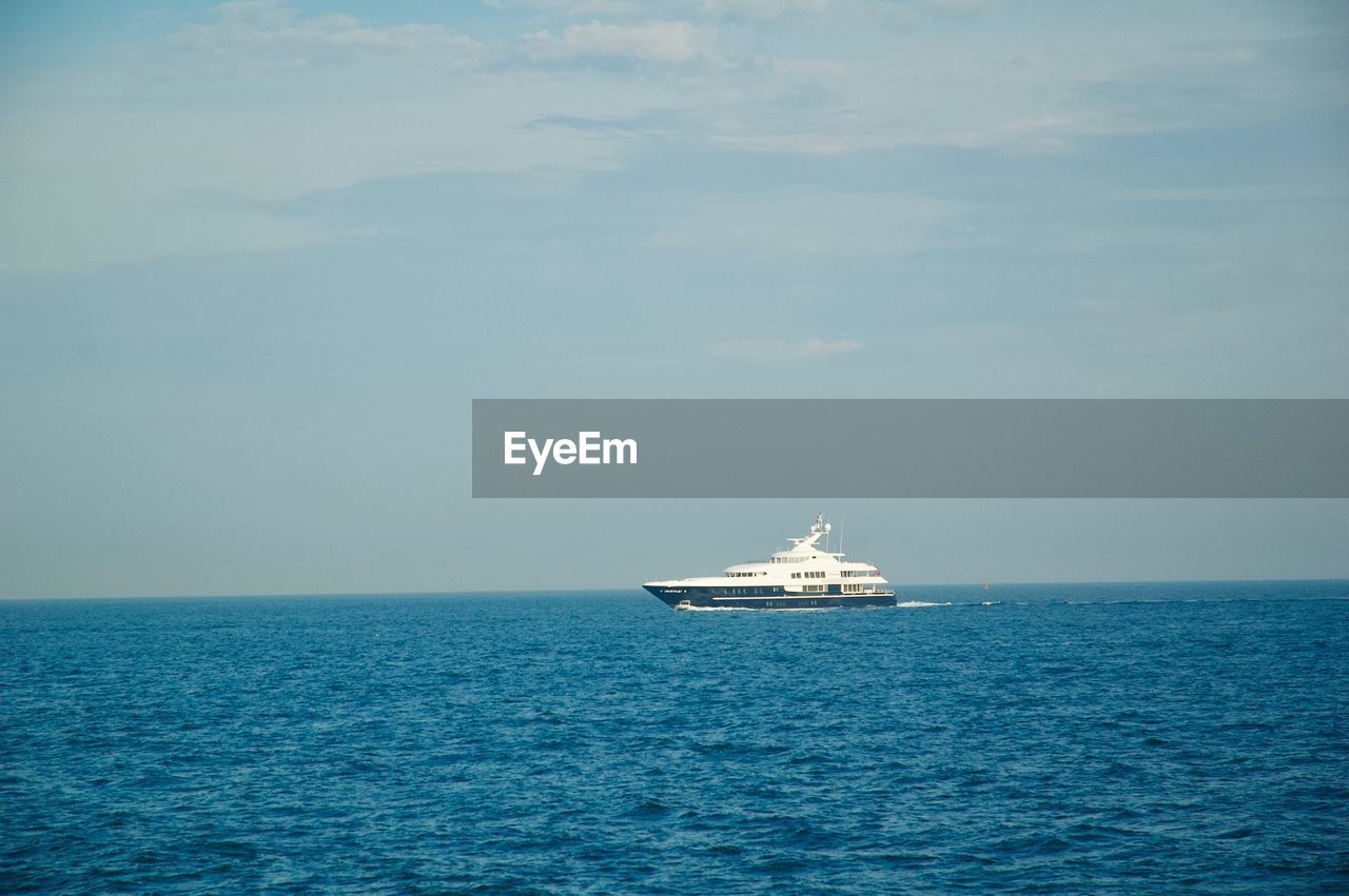 SCENIC VIEW OF SHIP SAILING ON SEA AGAINST SKY