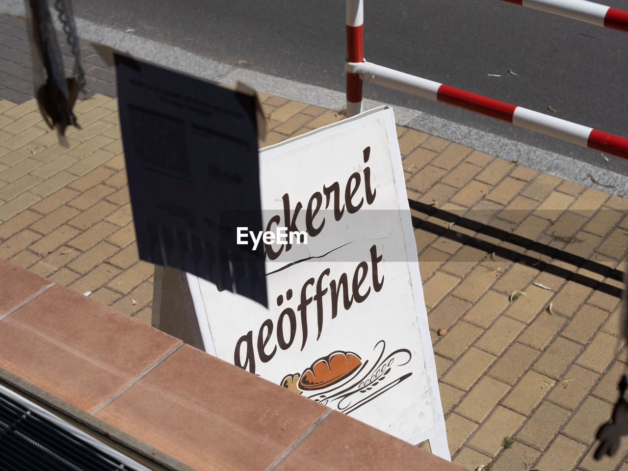 Sign in front of bakery.
