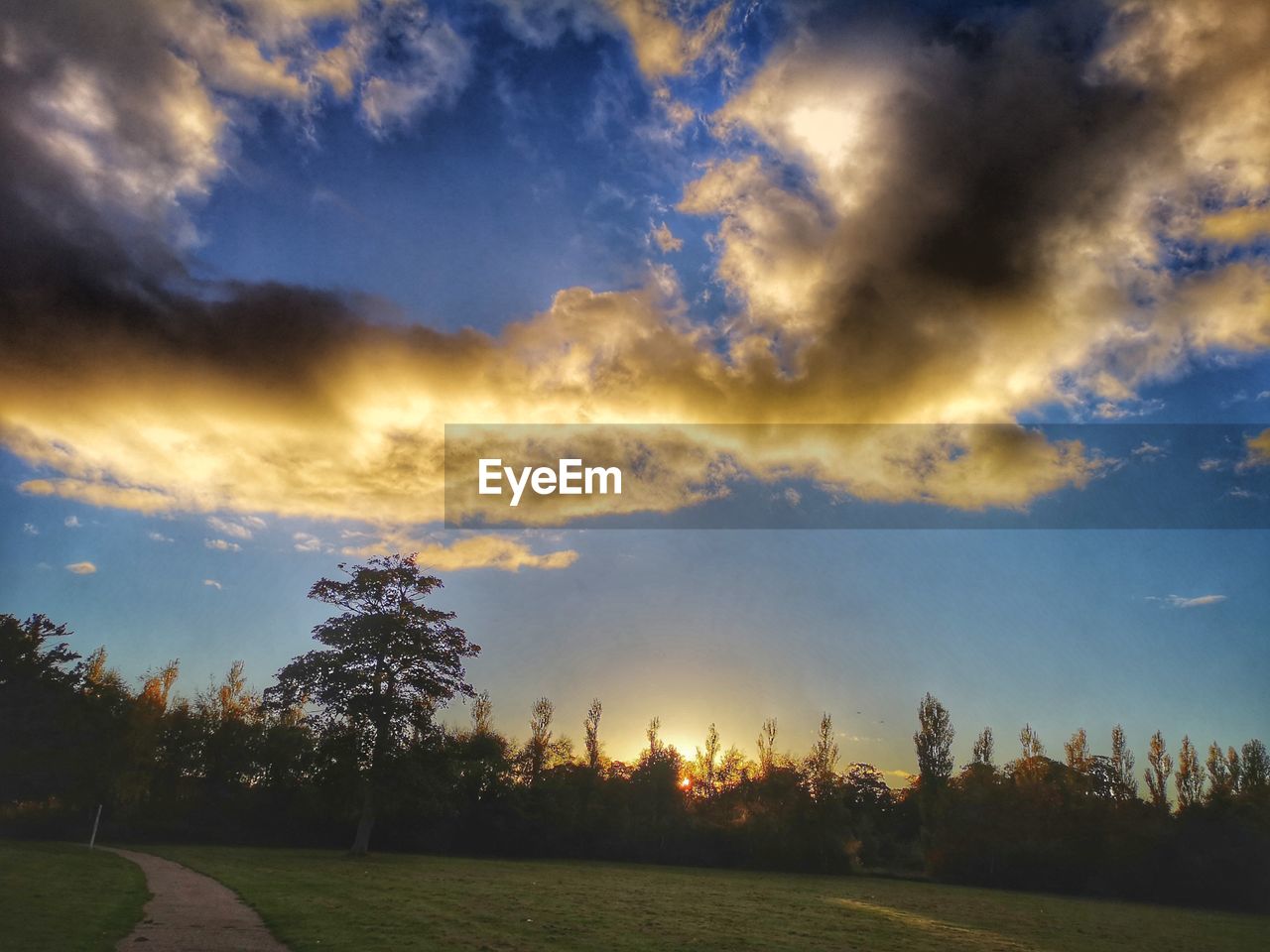 SCENIC VIEW OF FIELD AGAINST SKY AT SUNSET