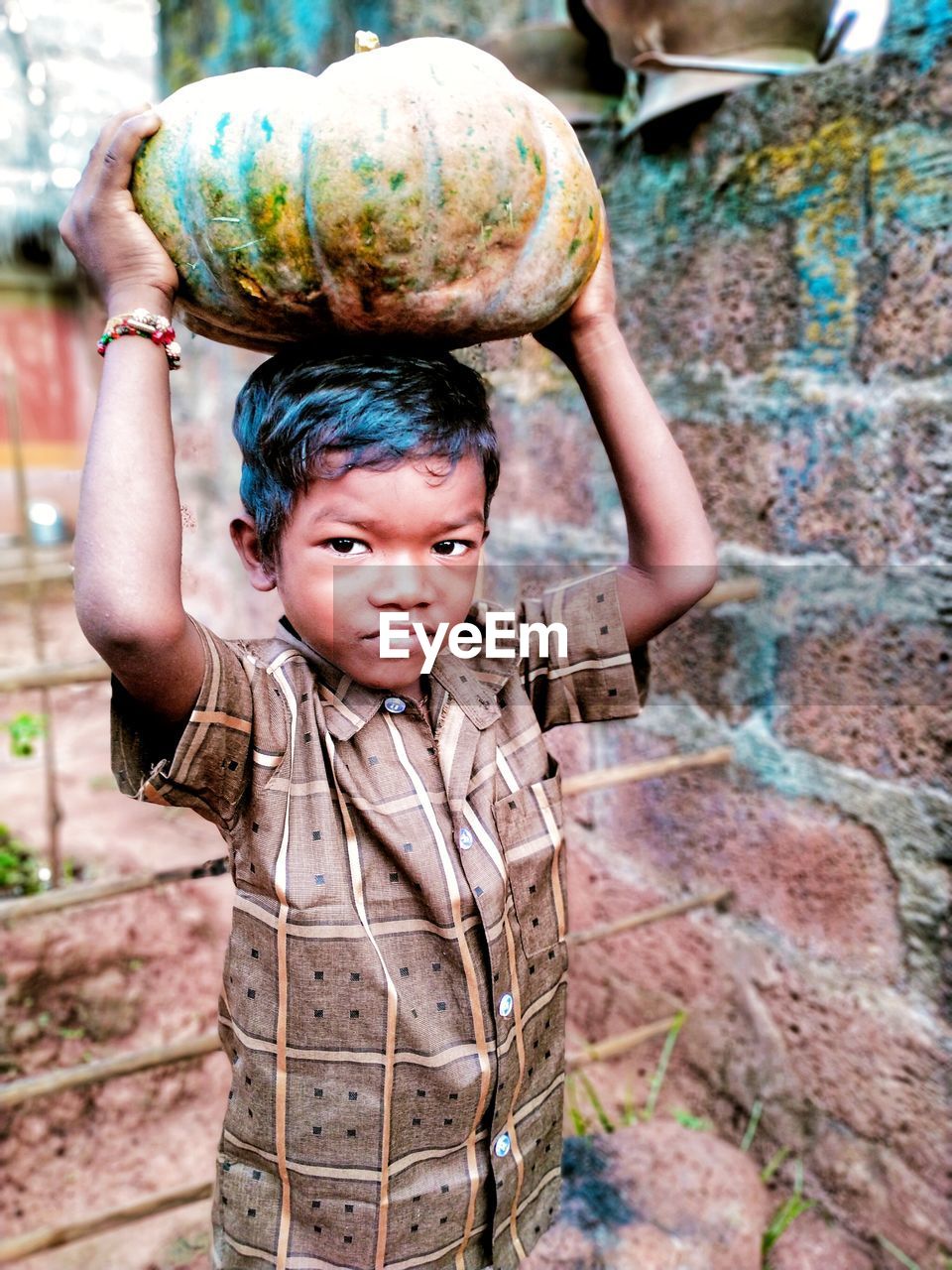 PORTRAIT OF BOY HOLDING OUTDOORS