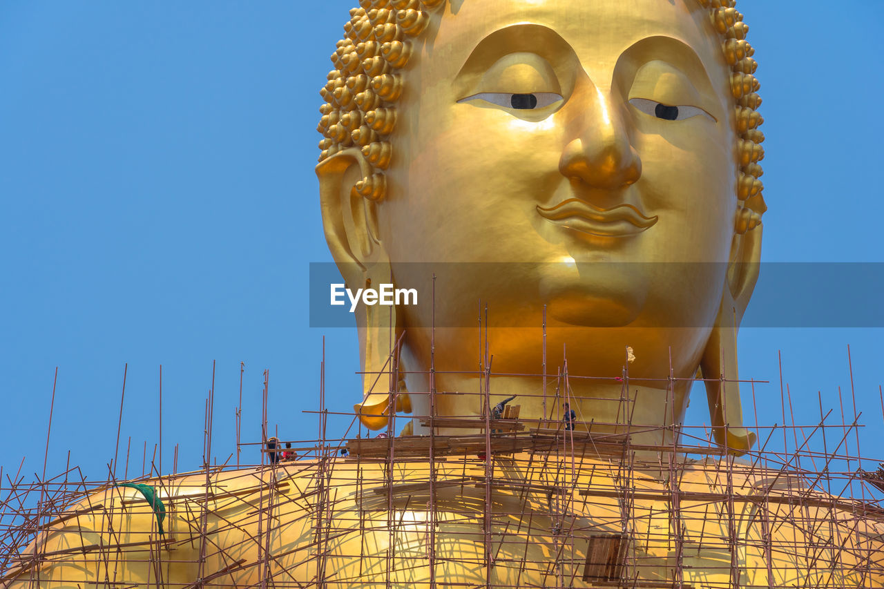 LOW ANGLE VIEW OF STATUE AGAINST SKY