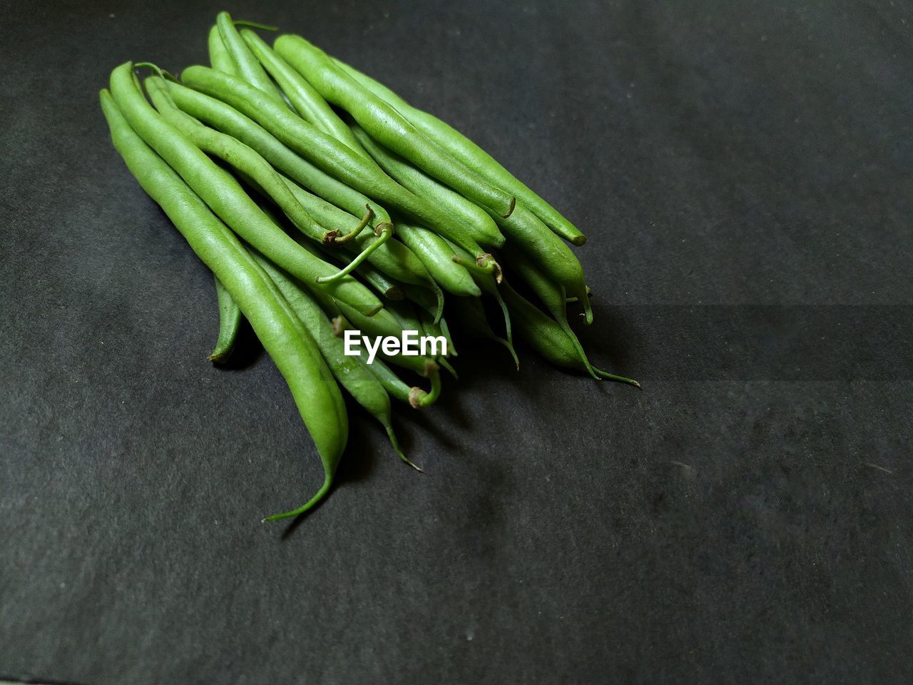 HIGH ANGLE VIEW OF VEGETABLES ON TABLE