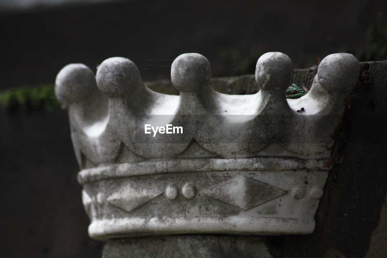 CLOSE-UP STATUE