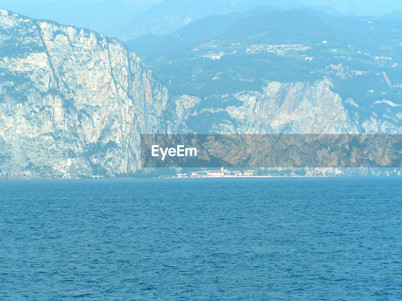 SCENIC VIEW OF SEA AND SNOWCAPPED MOUNTAIN AGAINST SKY