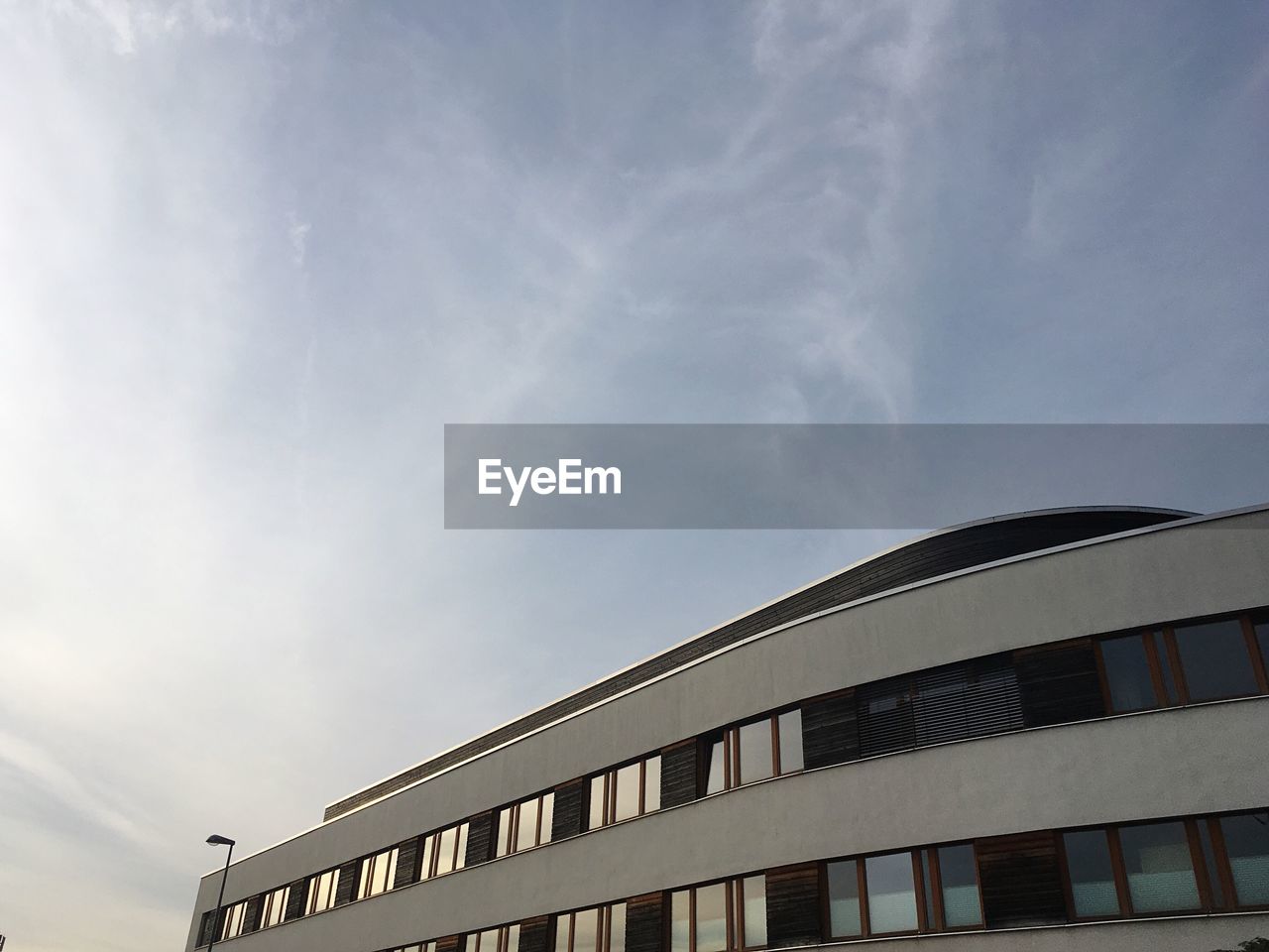 LOW ANGLE VIEW OF BUILDINGS AGAINST SKY