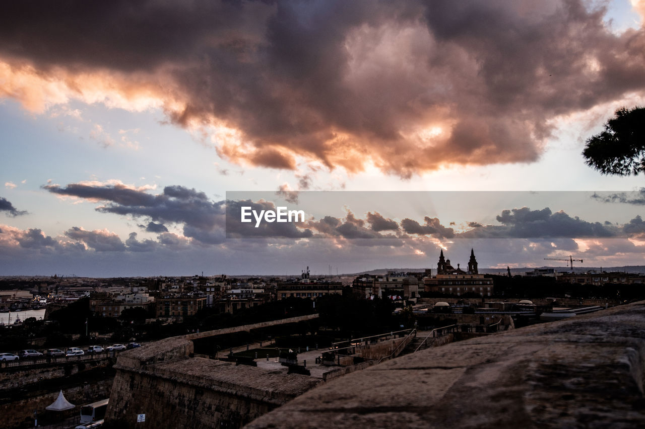 PANORAMIC VIEW OF BUILDINGS IN CITY