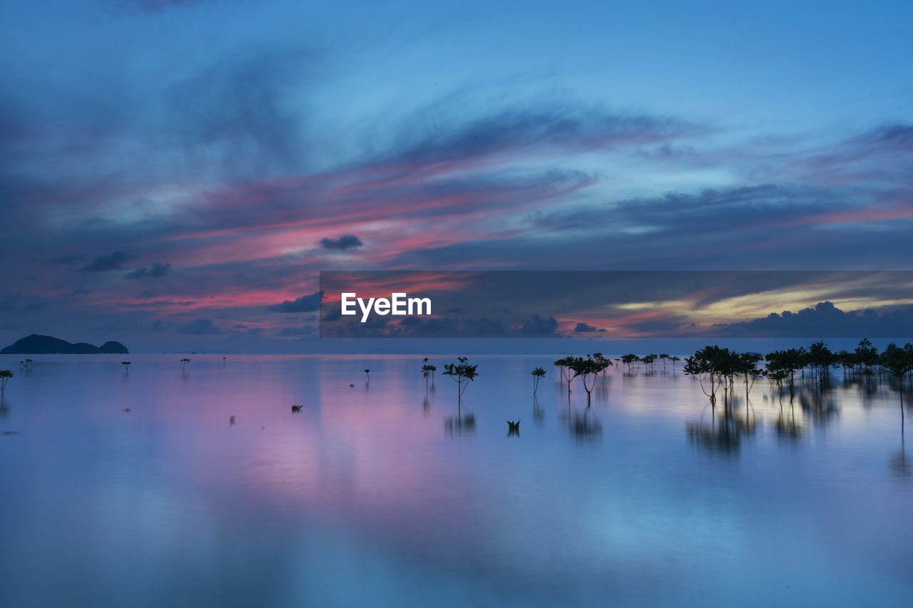 SCENIC VIEW OF SEA AT SUNSET