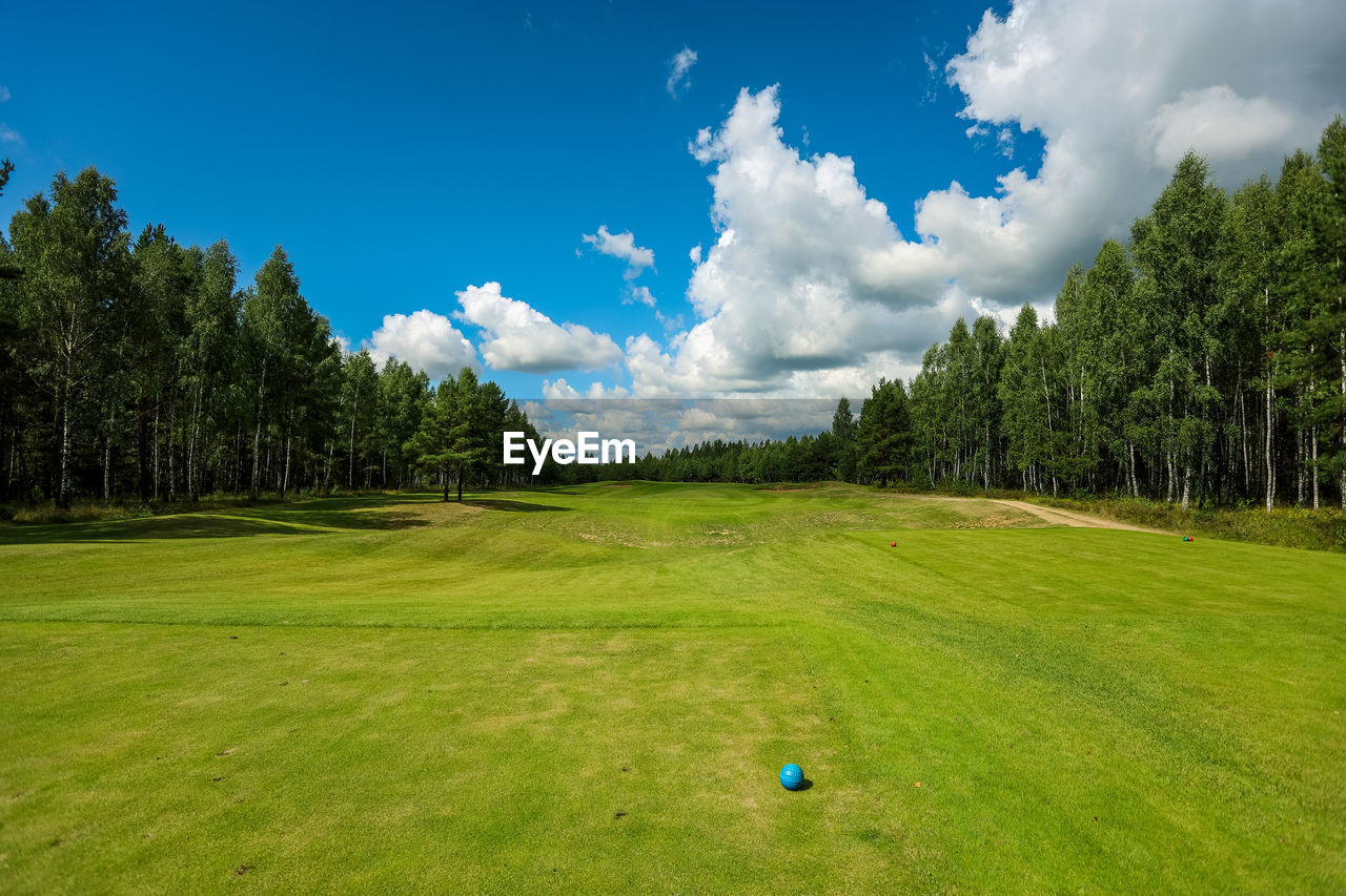 IDYLLIC VIEW OF GOLF COURSE AGAINST SKY