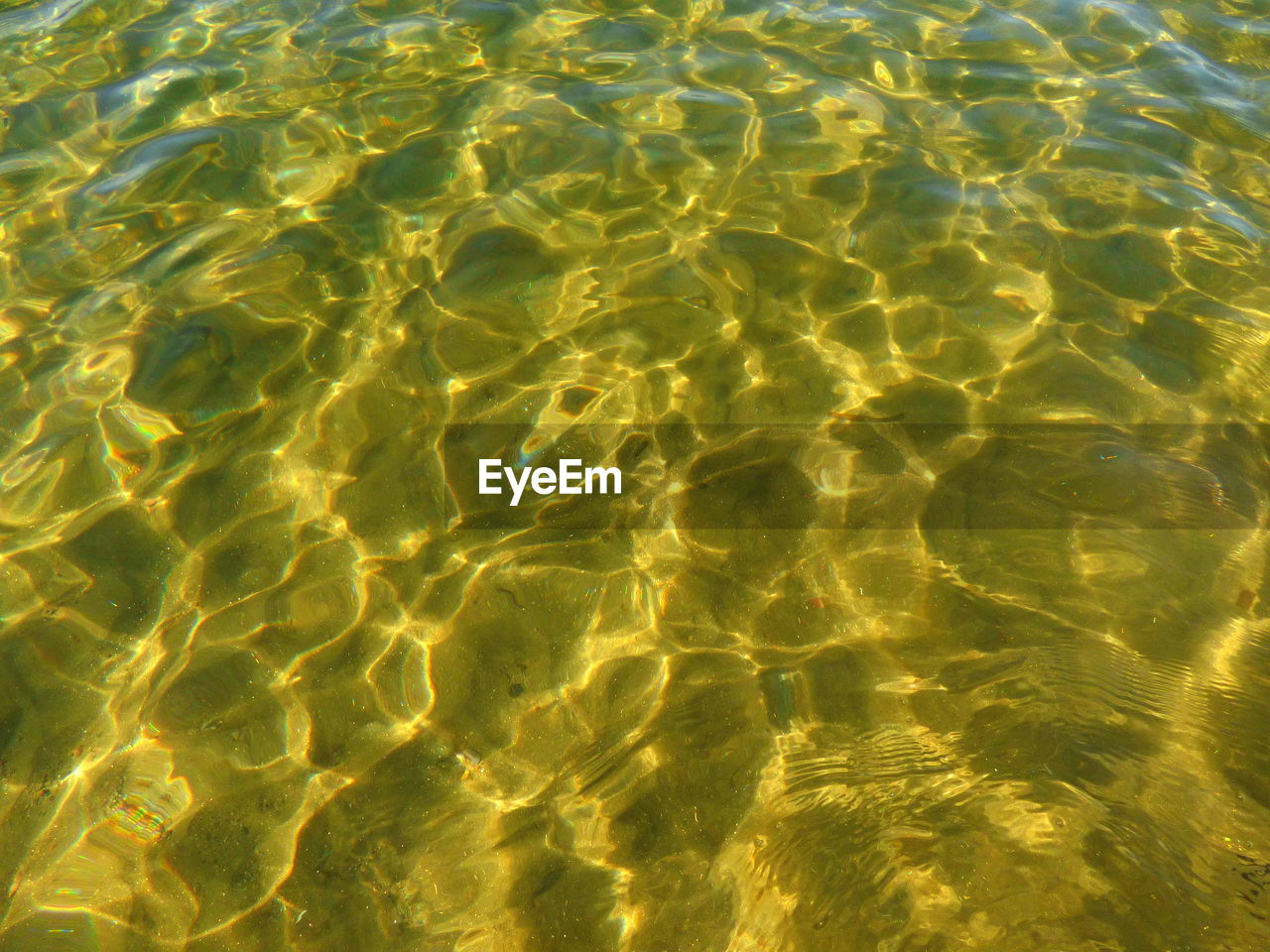 HIGH ANGLE VIEW OF WATER IN SEA