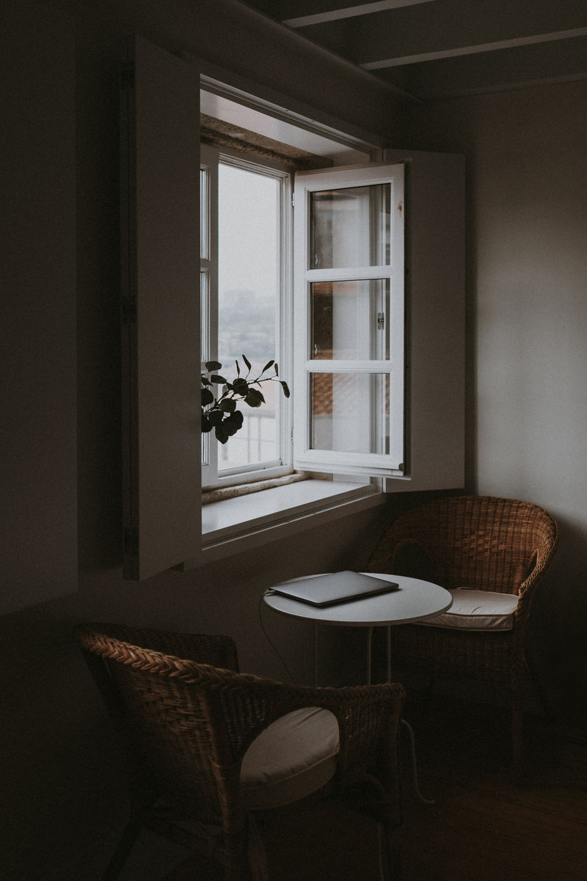 EMPTY CHAIRS AND TABLE IN ROOM