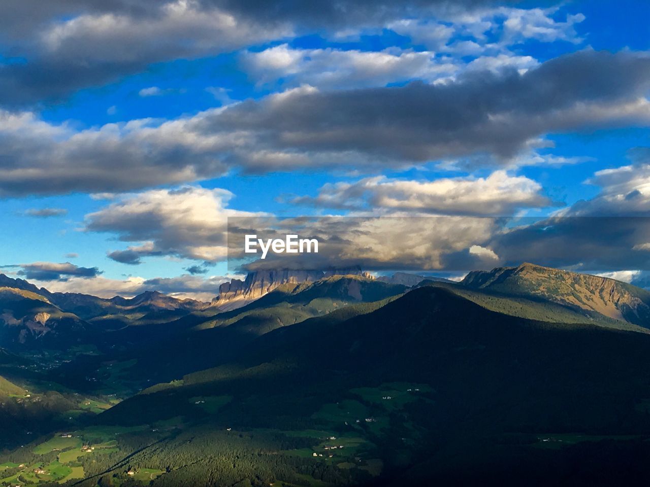 PANORAMIC VIEW OF MOUNTAINS AGAINST SKY